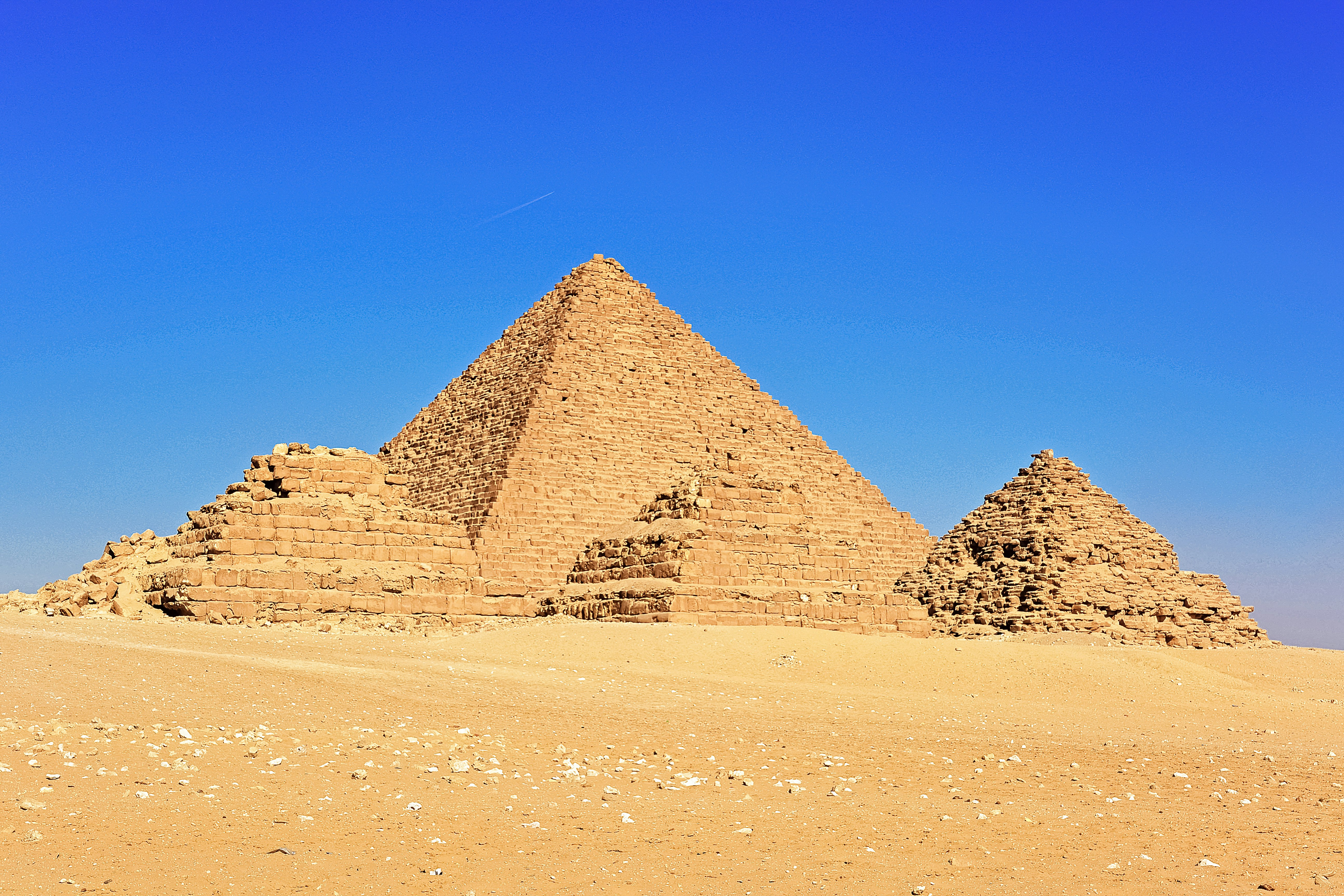 pyramid of giza in the desert during daytime